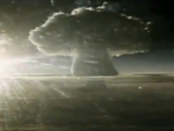 Ngày 30/10/1961, Liên Xô cho phát nổ thử nghiệm bom Tsar Bomba - Sa hoàng ở độ cao 4000 m trên một hòn đảo ở Vòng Bắc Cực có tên Novaya Zemlya (vùng đất mới). Đây là quả bom nguyên tử lớn nhất từng được chế tạo và phát nổ, có sức công phá gấp 3.000 quả bom ném xuống Hiroshima, Nhật Bản năm 1945. Đây cũng là một trong những  vụ thử hạt nhân lớn nhất lịch sử.